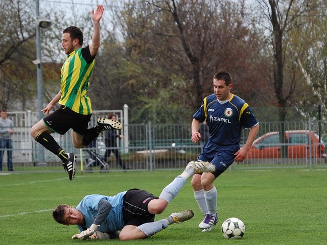 Izolator Boguchwała (granatowe stroje) pokonał u siebie 1-0 Siarkę Tarnobrzeg.