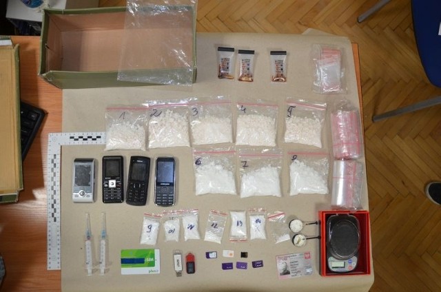 Policjanci zatrzymali cztery osoby zamieszane w handel narkotykami w Zielonej Górze.