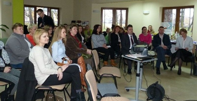 Uczestnicy spotkania inaugurującego otwarcie Ośrodka "Działaj Lokalnie" w Staszowie.