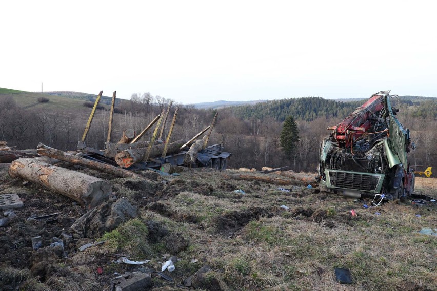 Koszmarny wypadek na "zakręcie śmierci" w Leszczawie Dolnej. Ciężarówka z drewnem spadła ze skarpy i dachowała [ZDJĘCIA, WIDEO]