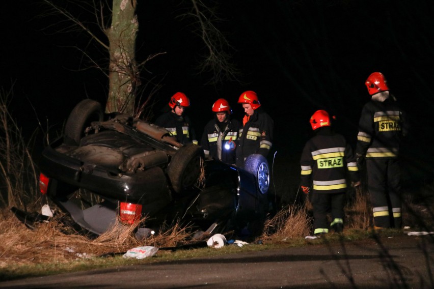 Klonowica Mała: Audi wypadło z drogi i dachowało. Kierowca zmarł  w drodze do szpitala