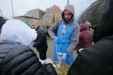 Zupa na Głównym w Poznaniu. Wyjątkowa akcja dla potrzebujących. Jak co tydzień otrzymali ciepły posiłek