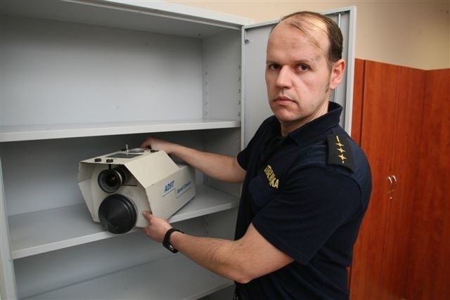 Grzegorz Wydrych ze Straży Miejskiej w Kielcach pokazuje fotoradar, który drugi miesiąc jest zamknięty w szafie.