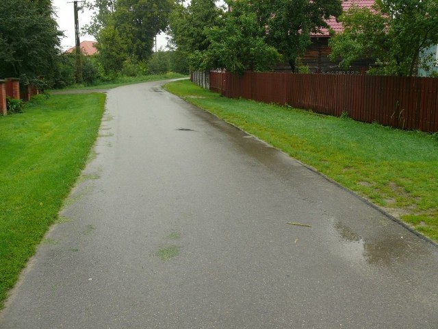 Droga przez wieś, na której motocyklista wjechał w grupę dzieci.