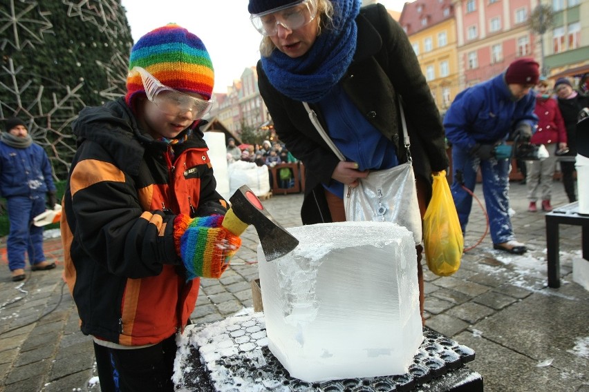 Wrocław: Na Rynku powstają lodowe rzeźby (ZOBACZ ZDJĘCIA, FILM)