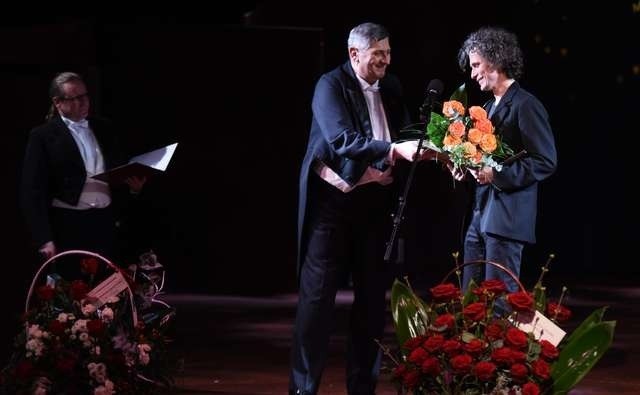 Pawłowi Kowalskiemu (z prawej) gratuluje kolega ze sceny Jarosław Felczykowski
