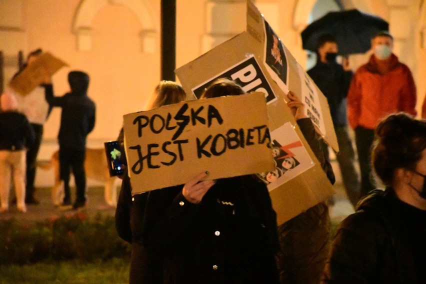 Wieliczka. Kilkaset osób przeszło ulicami miasta protestując przeciwko zaostrzeniu prawa aborcyjnego