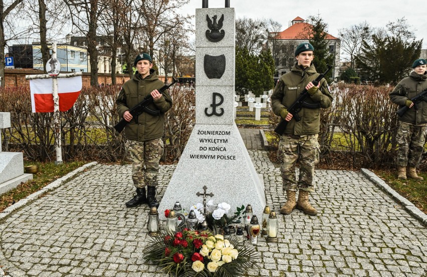 TEKST Z PASJI Był apel pamięci i salwa honorowa. Tak uczniowie Liceum Akademickiego w Bydgoszczy uczcili pamięć żołnierzy wyklętych 