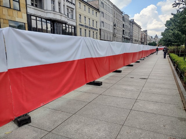 Przed wiecem Donalda Tuska w Poznaniu postanowiono osłonić remonty biało-czerwonymi flagami.