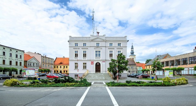 W województwie wielkopolskim jest 119 miast. Które z nich są najmniejsze pod względem ludności? Prezentujemy zestawienie, które powstało na podstawie najnowszych danych Głównego Urzędu Statystycznego. W galerii znalazły się miejscowości, w których mieszka mniej niż 2 tysiące osób. Na zdjęciu ratusz w Rychtalu. Przejdź do rankingu najmniejszych miast w Wielkopolsce --->