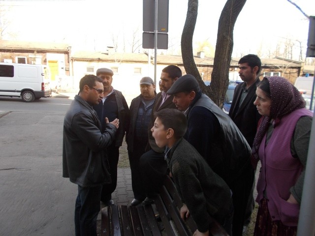 Romowie pod komendą policji w Mikołowie. Z lewej Victor Fatan, tłumacz obecny podczas przesłuchań Romów w mikołowskiej komendzie w ubiegłym tygodniu