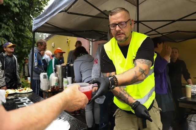 Tak wyglądała wrześniowa wydawka jedzenia i darów dla osób bezdomnych "Serca Torunia". Kolejny już raz połączona była z dyżurem medycznym. Na pierwszym planie: Michał Piszczek, społecznik.