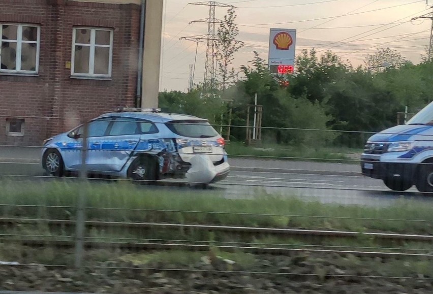 Wypadek radiowozu na Legnickiej we Wrocławiu. Auto na sygnale. Policjantki wjechały na skrzyżowanie na czerwonym świetle