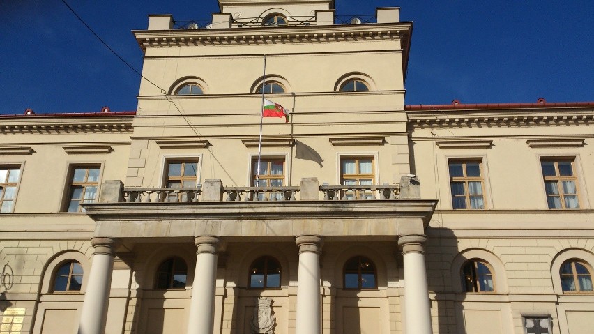 Flaga Lublina na balkonie ratusza została opuszczona do...