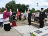 Gmina Mogilno. Podniosła uroczystość na cmentarzu. Poświęcili obelisk upamiętniający zamordowanego księdza 