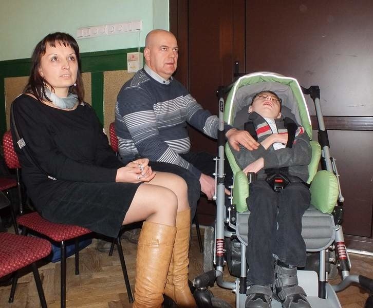 Oskar wraz z rodzicami podczas koncertu w sali...