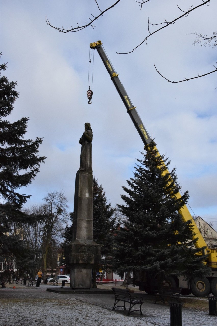 Sejny. Demontują Pomnik Zwycięstwa/Matki Polki. Najtrudniej będzie z sowieckimi żołnierzami (zdjęcia, wideo)