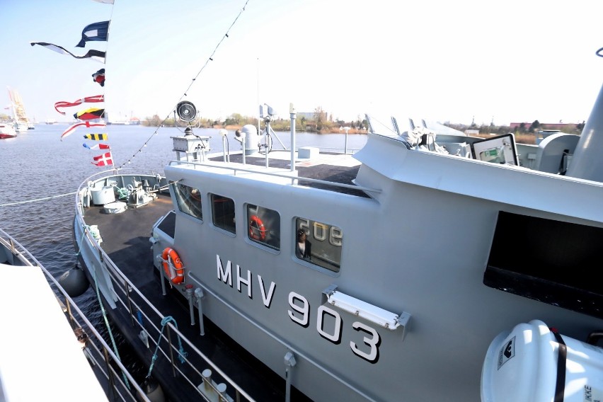 Duńskie okręty patrolowe MHV 903 Hjortoe oraz MHV 905 Askoe...