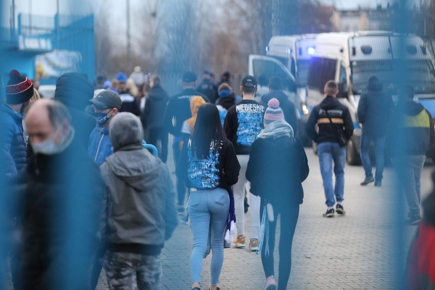 13.03.2021. Kibice Ruchu Chorzów przed stadionem w czasie...