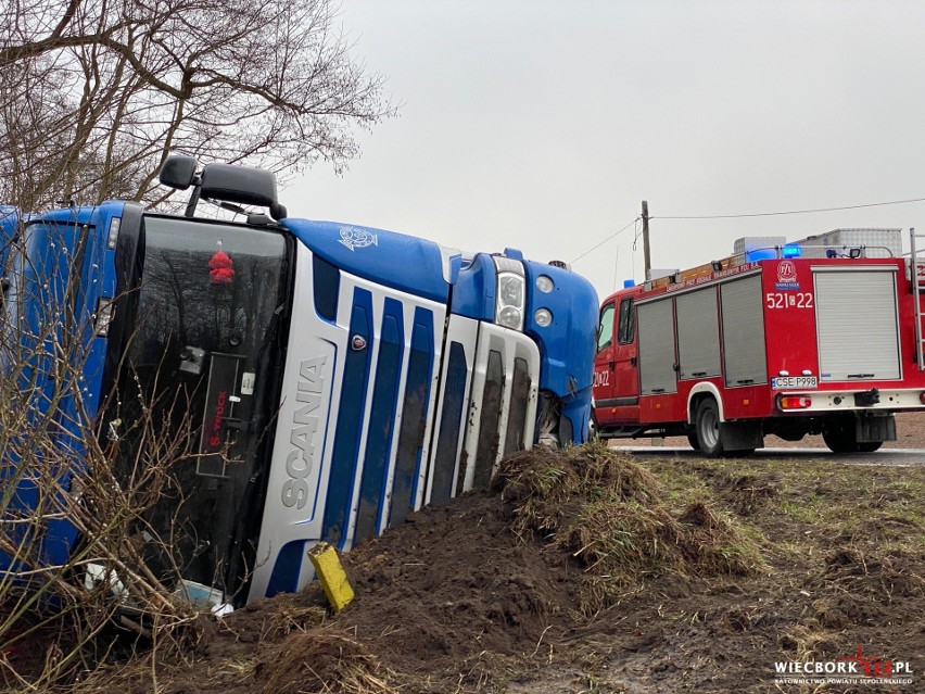 W Przepałkowie na DK 25 w gminie Sośno tir wpadł do rowu