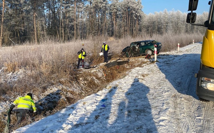 Wypadek w Borawem w gminie Rzekuń. 27.12.2021 auto wypadło z drogi i dachowało. Zrzutka dla rodziny ofiary wypadku. Zdjęcia