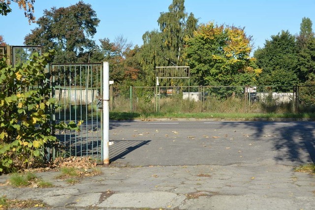 Świnoujscy złomiarze potrafią pociąć i wywieźć bramę ogrodzenia w biały dzień. Ogrodzenie na ulicy Nowokarsiborskiej znika w biały dzień.