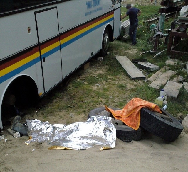 56-letni mężczyzna, mieszkaniec podsandomierskich Wilczyc zginał przygnieciony tyłem autobusu.