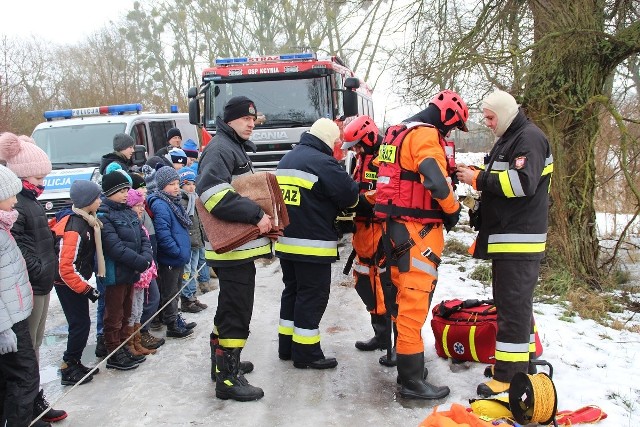 Pokazy dla uczniów z Laskownicy  zorganizowano na stawie w Smoguleckiej Wsi.  Wzięli w nich udział strażacy zawodowi i druhowie OSP. Więcej zdjęć na www.pomorska.pl