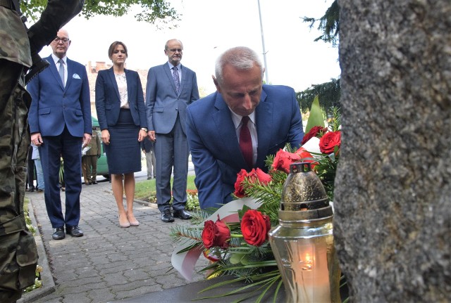 W Inowrocławiu, w 81. rocznicę napaści Rosji Sowieckiej na Polskę, delegacje złożyły kwiaty pod obeliskiem Ku czci Polaków pomordowanych na Kresach Wschodnich