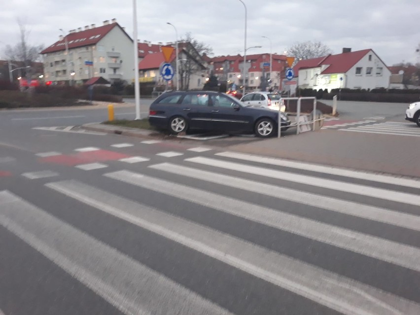 Wypadek na rondzie. Ukrainiec zepchnął kobietę na znak (ZDJĘCIA)