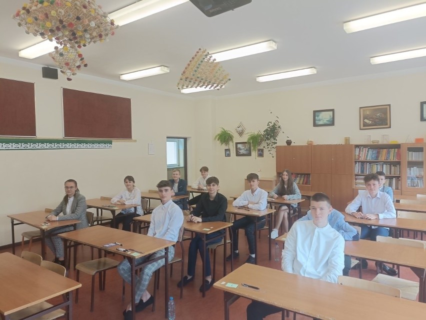 Egzamin ósmoklasisty w powiecie szydłowieckim. Uczniowie zdawali egzamin z matematyki. U nas arkusze i odpowiedzi