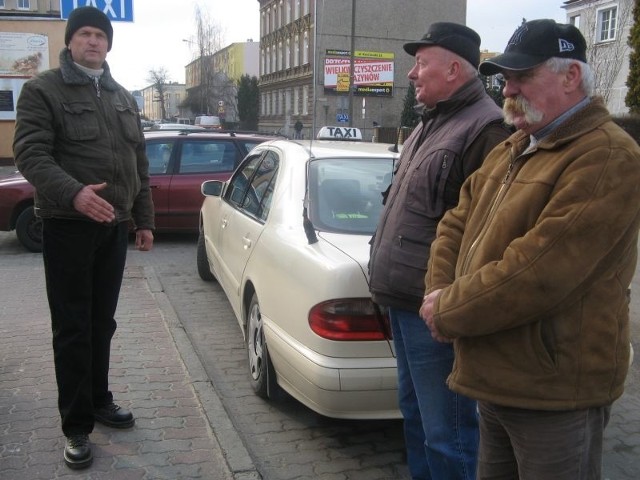 - Jesteśmy pewni, że stracimy część klientów, a ZUS trzeba będzie płacić po staremu - skarżyli się taksówkarze z postoju przy ul. Kopernika.