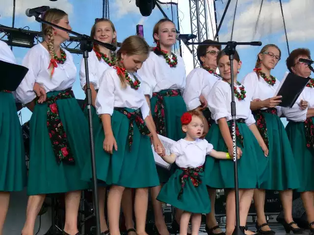 Hania najmłodsza wokalistka Zespołu Jarzębina podbiła serca licznej publiczności.