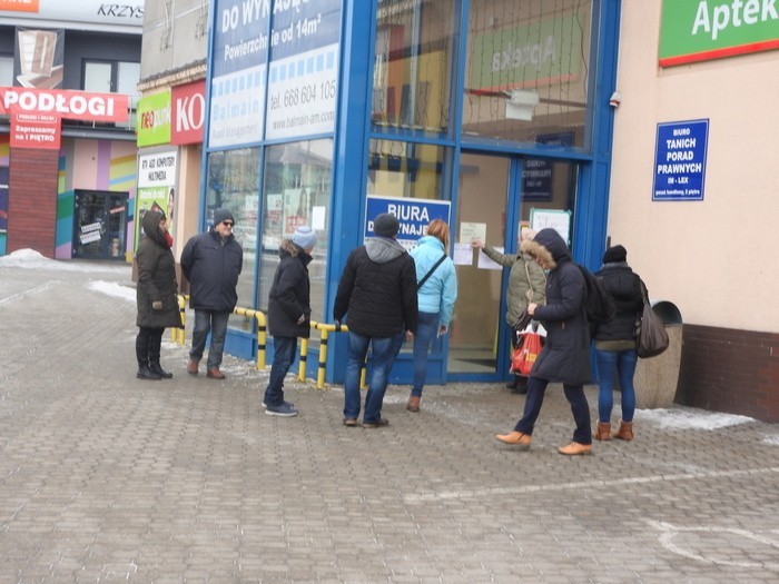 Środa, rano. Przed zamkniętym pasażem zaczynają gromadzić...