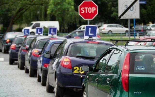 Prawo jazdy - jak je uzyskać i ile kosztuje? Jak wygląda egzamin i testy na prawo jazdy