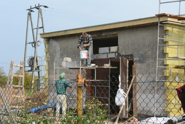 Remont elewacji budynku w którym znajdują się urządzenia do uzdatniania wody dobiega końca. Urządzenia będą wymieniane po niedzieli.