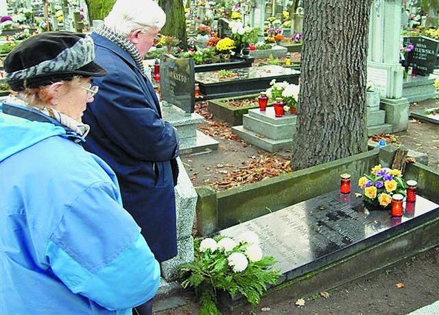 Helena Pszczółkowska i ksiądz dr Henryk Kietliński przed grobem Edwarda Woyniłłowicza na cmentarzu Starofarnym