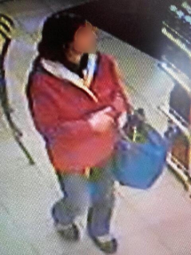 Kobieta została zarejestrowana przez kamerę monitoringu w jednym ze sklepów.