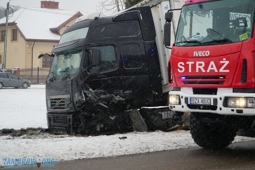 Zbrzeźnica. Wypadek zablokował DK63. Ciężarówka zderzyła się z osobówką. Nie żyje mężczyzna [ZDJĘCIA]