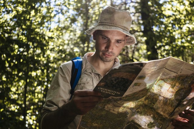 Łukasz Supergan, podróżnik i aktywista ekologiczny chce zwrócić uwagę na konieczność należytej ochrony starych lasów przed wycinką oraz zaapelować o to, by cała Puszcza była parkiem narodowym.