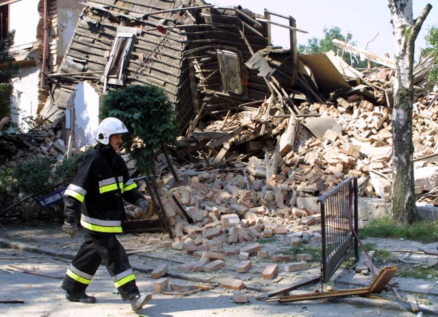 Wybuch gazu w Szczecinie22 sierpnia 2002 r. Okolo poludnia na szczecinskim Pogodnie rozlegl sie potworny huk. Dwurodzinny dom przy ul. Kozierowskiego 31 rozsypal sie jak domek z kart.