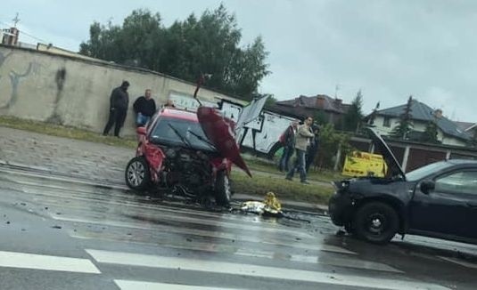 Białystok: Wypadek przy ulicy Sławińskiego. Zderzyły się trzy samochody osobowe. Są ranni [ZDJĘCIA]