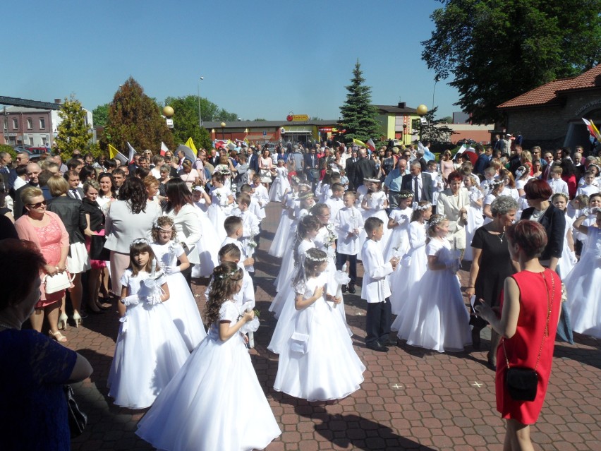 Pierwsza komunia święta w parafii Nawiedzenia NMP w...