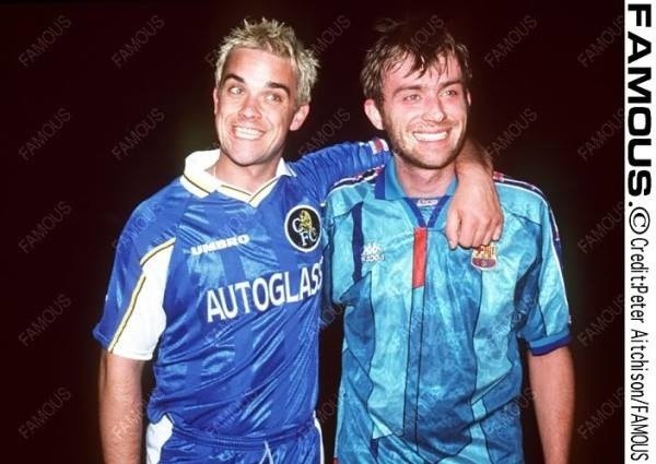 Robbie Williams w koszulce Chelsea i Damon Albarn (zespół...