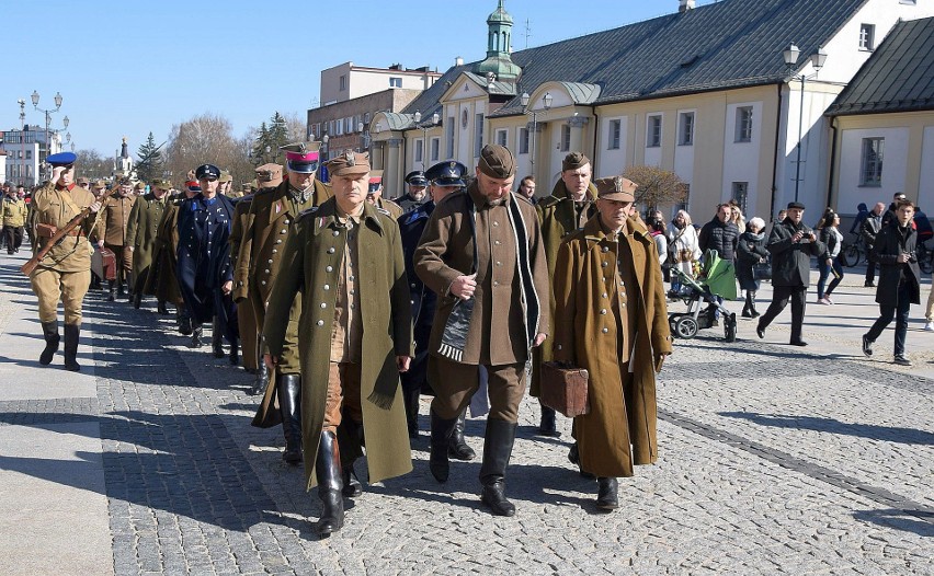 V Podlaski Marsz Cieni w 79. rocznicę Zbrodni Katyńskiej. Mieszkańcy pamiętnili ofiary (zdjęcia)