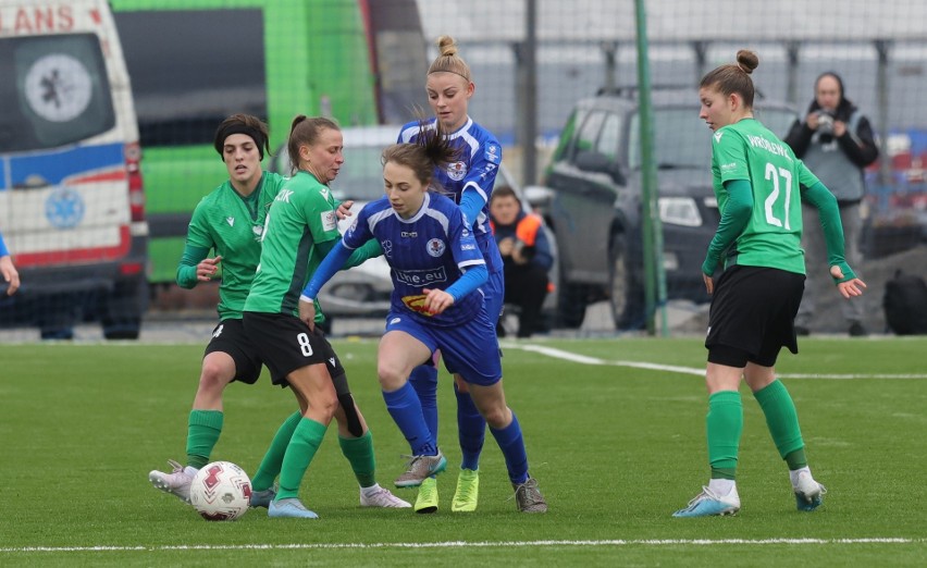 Gabriela Grzybowska i Dominika Gąsieniec (niebieskie stroje)...