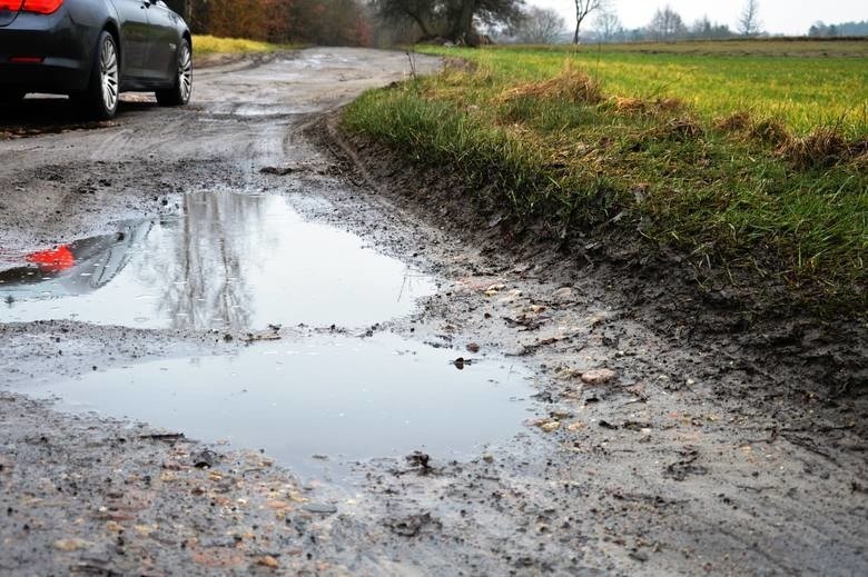 Nie będą brodzić w błocie. Remont dwóch dróg w gminie...