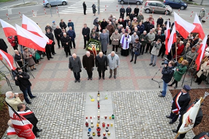 Rocznica katastrofy smoleńskiej. Złożenie kwiatów pod pomnikiem (zdjęcia, wideo)