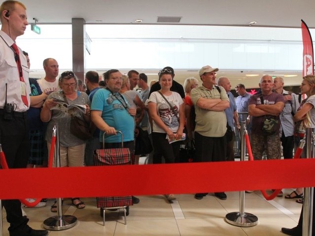 Około stu osób czekało na otwarcie nowego multimarketu na długo przed otwarciem.