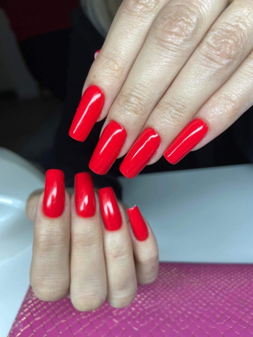 Propozycja manicure na luty 2023 wykonanego przez stylistkę...